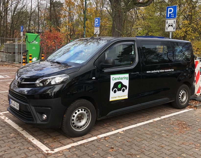 Schwarzer Toyota Proace auf dem Carsharing-Stellplatz