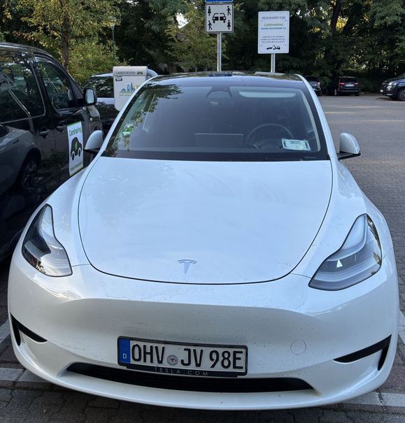 Weißes Tesla Model Y auf dem Carsharing-Stellplatz