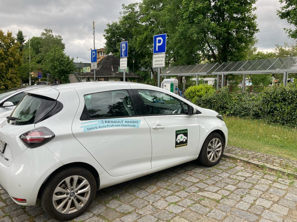 Renault Zoe an der Ladesäule am S-Bahnhof Borgsdorf