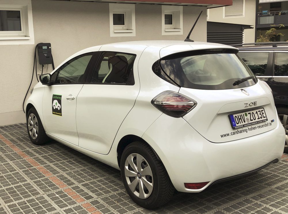 Renault Zoe mit Kennzeichen OHV-ZO 13E an der Wallbox